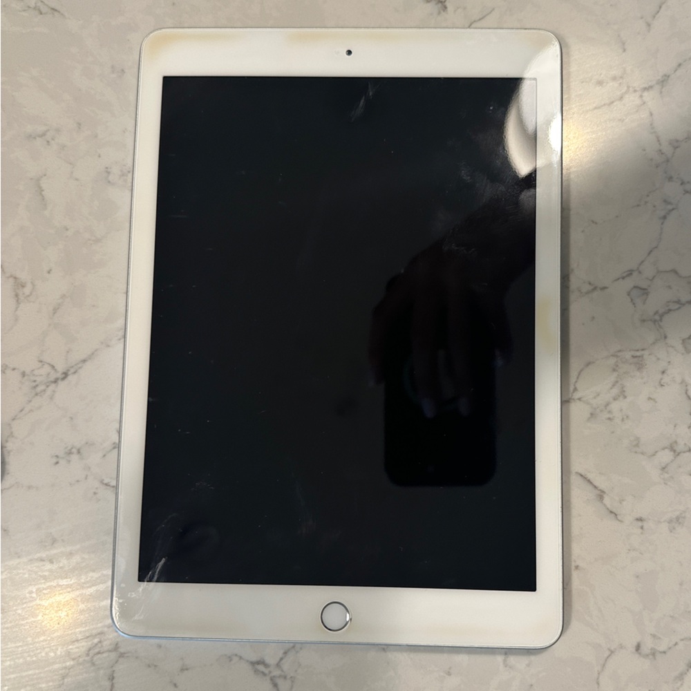 Apple Silver iPad Full-Size Tablet